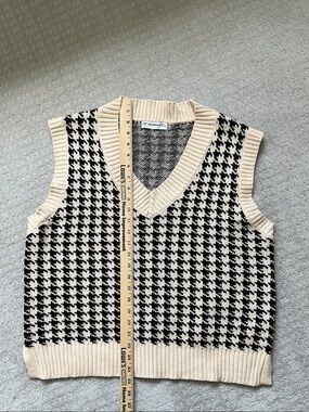 Women's Houndstooth V-Neck Sweater Vest in Black and Cream